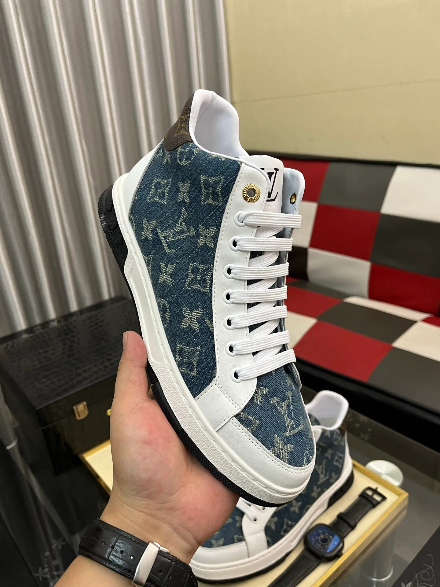 Men's shoes 💰420⌚️⌚️《Louis vuitton/LV Louis Vuitton》original quality.~ Unique modern style sneakers. 🏃A must-have casual shoe for trendy men😍😍 Original brand imported from Italy, imported original leather, cowhide lining (refuses to discolor and grind feet) sole: original sole provided by the original factory, French lazy style design ⚠️Fit to the feet, original quality, super comfortable original sole. Code number: 38-442️⃣Colors available